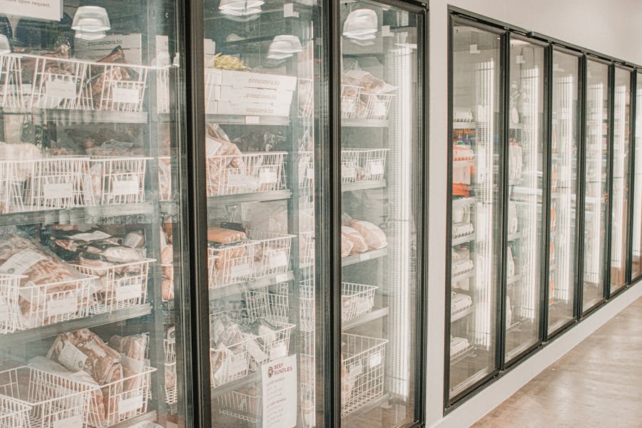 Técnico de refrigeração para freezer e expositor de bebidas